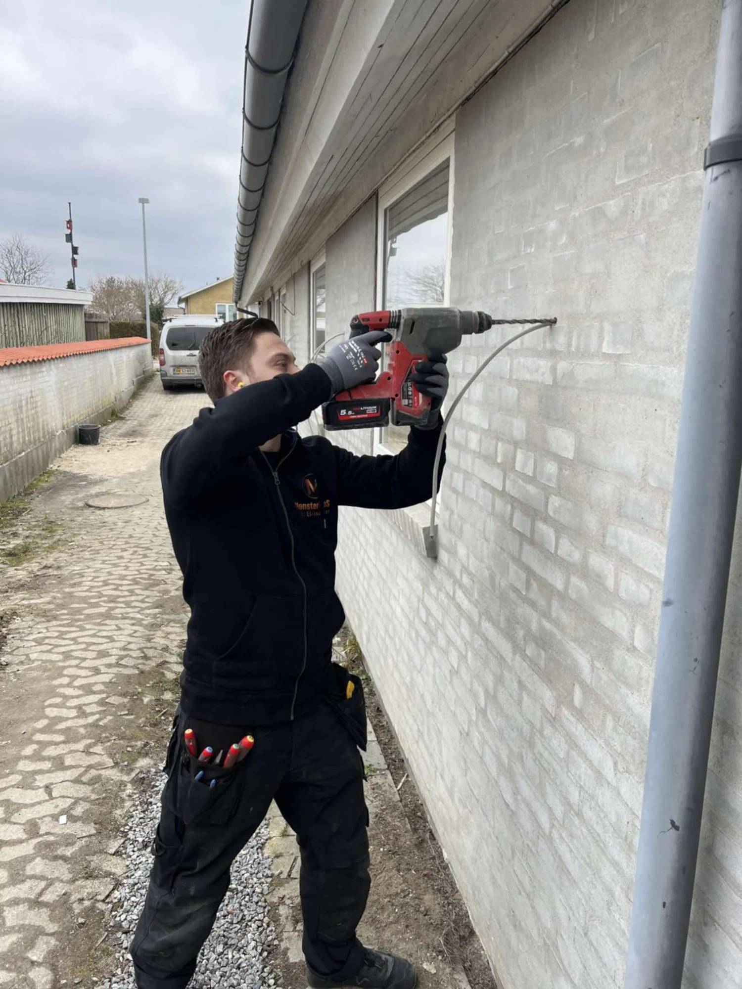 Oliver borer gennem en husmur for at trække el